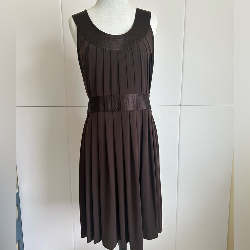 Worthington sleeveless pleated dress L
Chocolate brown